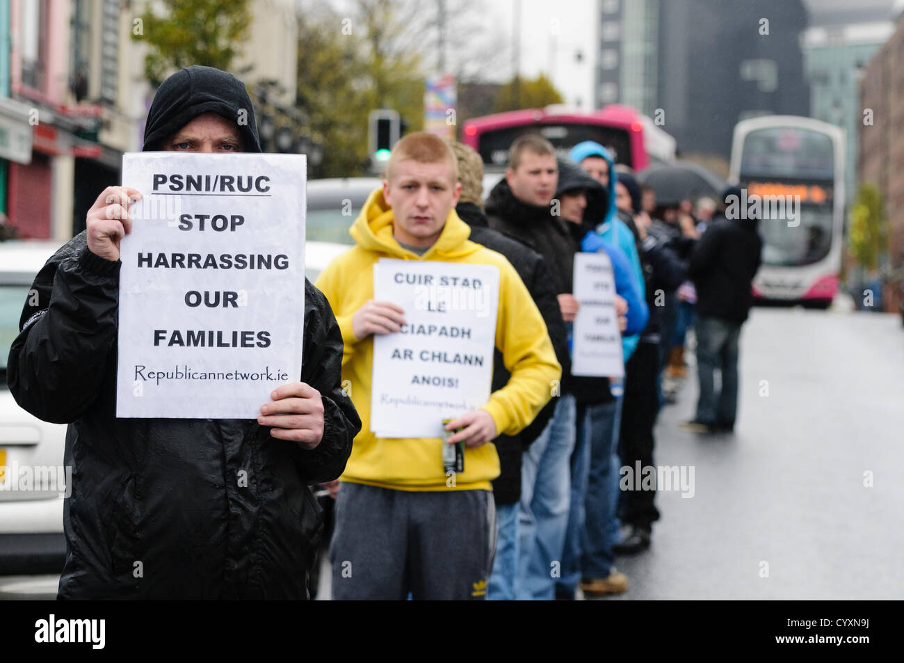 Il 12 novembre 2012. Belfast, Irlanda del Nord. Rete repubblicano per l unità (RNU) tenere una manifestazione di protesta contro il distretto di polizia gli incontri di partenariato che si terrà in Culturlann McAdam O'Fiaich di Falls Road a Belfast. Foto Stock