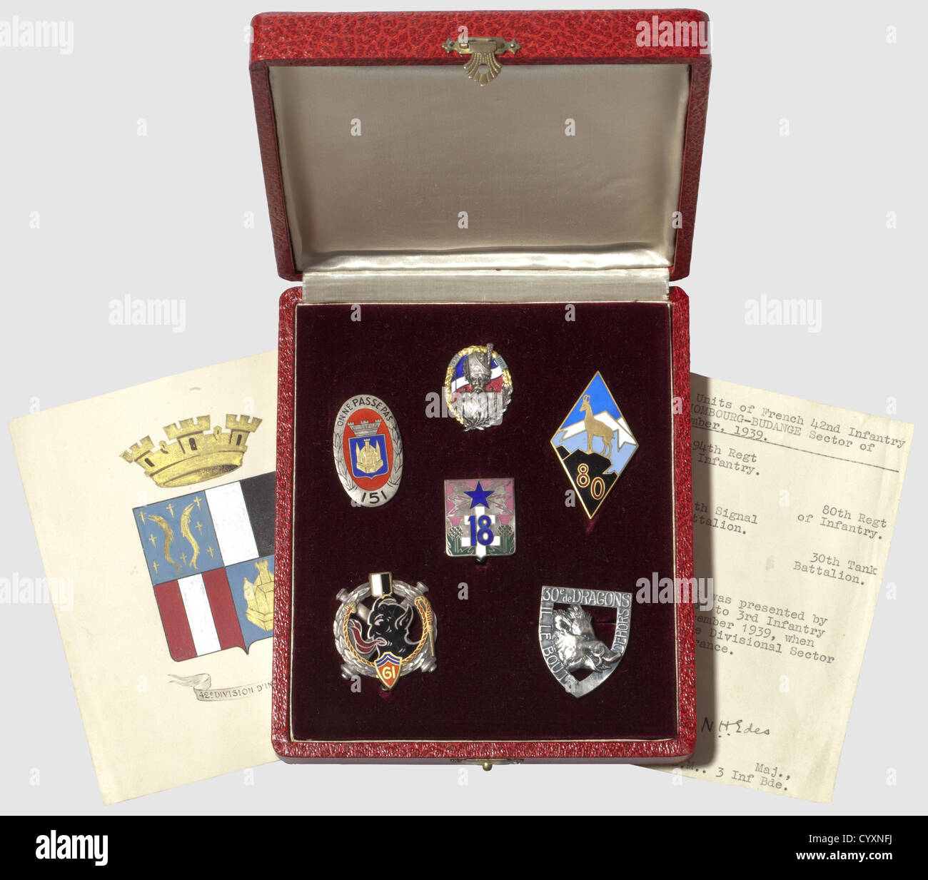 ARMEES ALLIEES 1939-1945,Général de la Porte du Theil,coffret d'insignes de la 42ème Division d'Infanterie offert à la '3rd Infantry Brigade',le 17 décembre 1939. Coffret rouge imitant le cuir avec gaufré à l'or sur le couvercle : 'la 42e D.I. à la 3ème Brigade d'Infanterie Britannique - Décembre 1939', fermoir et charnières en laiton. A l'intérieur sont disponés les six insignes des unités composant la Division : 94ème RI(fab. Chobillon Paris),151ème RI(Arthus-Bertrand Paris Déposé),18ème Régiment de Transmissions(Arthus-Bertrand Paris Déposé,46 r,diritti-aggiuntivi-clearences-non disponibile Foto Stock