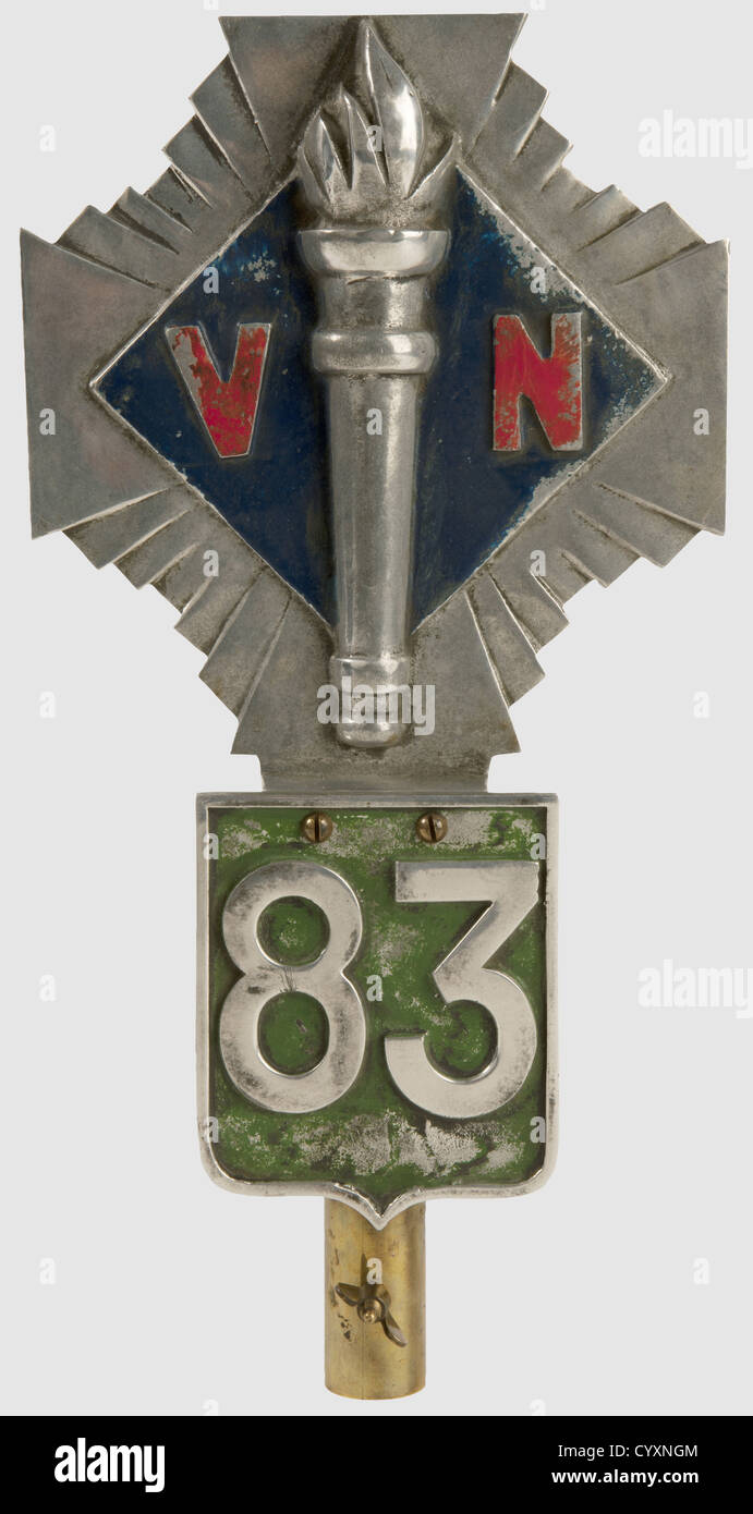 ENTRE-DEUX-Guerres, Pointe de drapeau des Volontaires Nationaux, alluminio en rilievo, peint. Deux vis et mamut de la hampe (diamètre 3 cm) avec écrou à oreille, en laiton. Deux chiffres '83' dans un écu à l'avers, idem au revers dans un ovale. Quelques griffures et légers manques. Dimensioni 39 x 19,6 cm. L'Association des VN était rattachée à la Ligue des Croix de Feu (ottobre 1933), à laquelle ont appartenu Francois Mitterand et la figura de l'Aéropostale Jean Mermoz, , diritti-aggiuntivi-non-disponibili Foto Stock