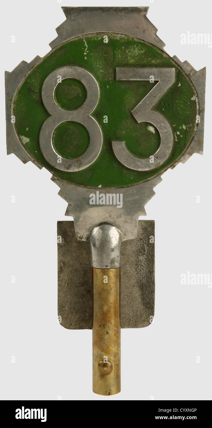 ENTRE-DEUX-Guerres, Pointe de drapeau des Volontaires Nationaux, alluminio en rilievo, peint. Deux vis et mamut de la hampe (diamètre 3 cm) avec écrou à oreille, en laiton. Deux chiffres '83' dans un écu à l'avers, idem au revers dans un ovale. Quelques griffures et légers manques. Dimensioni 39 x 19,6 cm. L'Association des VN était rattachée à la Ligue des Croix de Feu (ottobre 1933), à laquelle ont appartenu Francois Mitterand et la figura de l'Aéropostale Jean Mermoz, , diritti-aggiuntivi-non-disponibili Foto Stock