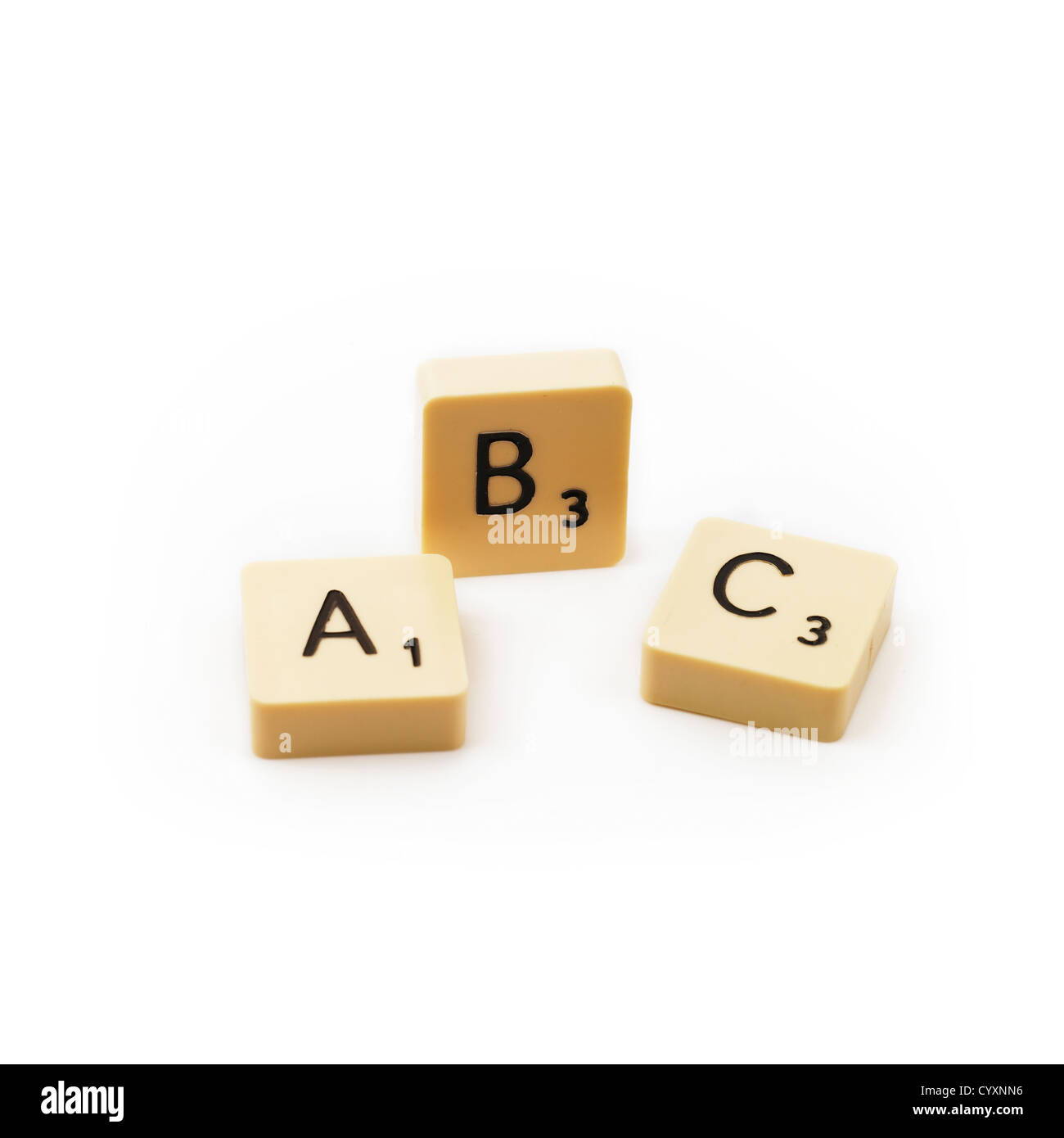 A B C piastrelle scrabble su sfondo bianco Foto Stock