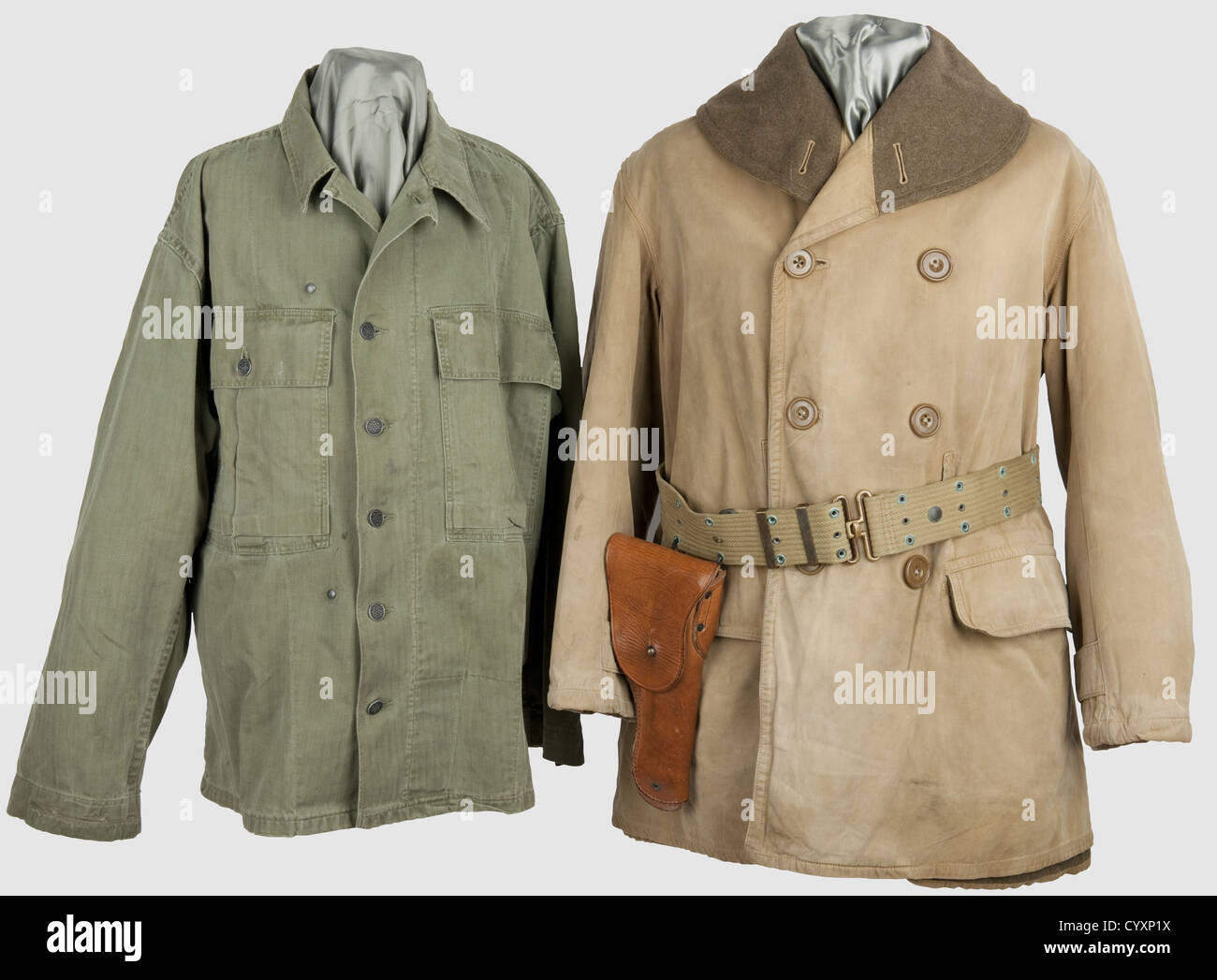 ARMEES ALLIEES 1939-1945, Lot armée US, comprenant un trois-quart Mackinaw de fabr. britannique confectionné en popeline de coton, ceinture absente, étiquette 'Size 40, Swallow raincoats 1944 Ltd' et pointe du WD, veste HBT à poches cargo à soufflet Central, munie d'un plastron rectangulaire 'antigaz' et de deux boutons pour la cagoule, boutons mécaniques en métal noirci étiquette au col '36R', on joint un ceinturon M-36 'RMCO 1941', matricule 'D 1671', et un bel marster fco-1916. Usure, quelques treus de mite, , diritti-aggiuntivi-clearences-non disponibile Foto Stock