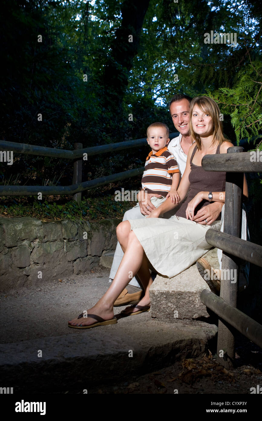 Felice perfetta giovane famiglia con il papà, mamma e figlio all'aperto avente fun Foto Stock