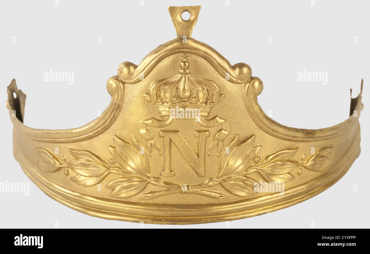 SECOND REPUBLIQUE ET SECOND EMPIRE 1848-1870, Bandeau de casque du second Empire, Pièce réalisée en cuivre estampé du 'N' Impérial couronné brochant sur un feuillage de laurier, pourtour en volutes, ensemble doré, hauteur 8,5 cm, largeur 36 cm. Très bon état. Targa passée à la dorure. Destiné à garnir la partie frontale d'un casque de cuirassiers ou de dragons de la Garde Impériale de l'Empereur Napoléon III, , diritti-aggiuntivi-non-disponibili Foto Stock