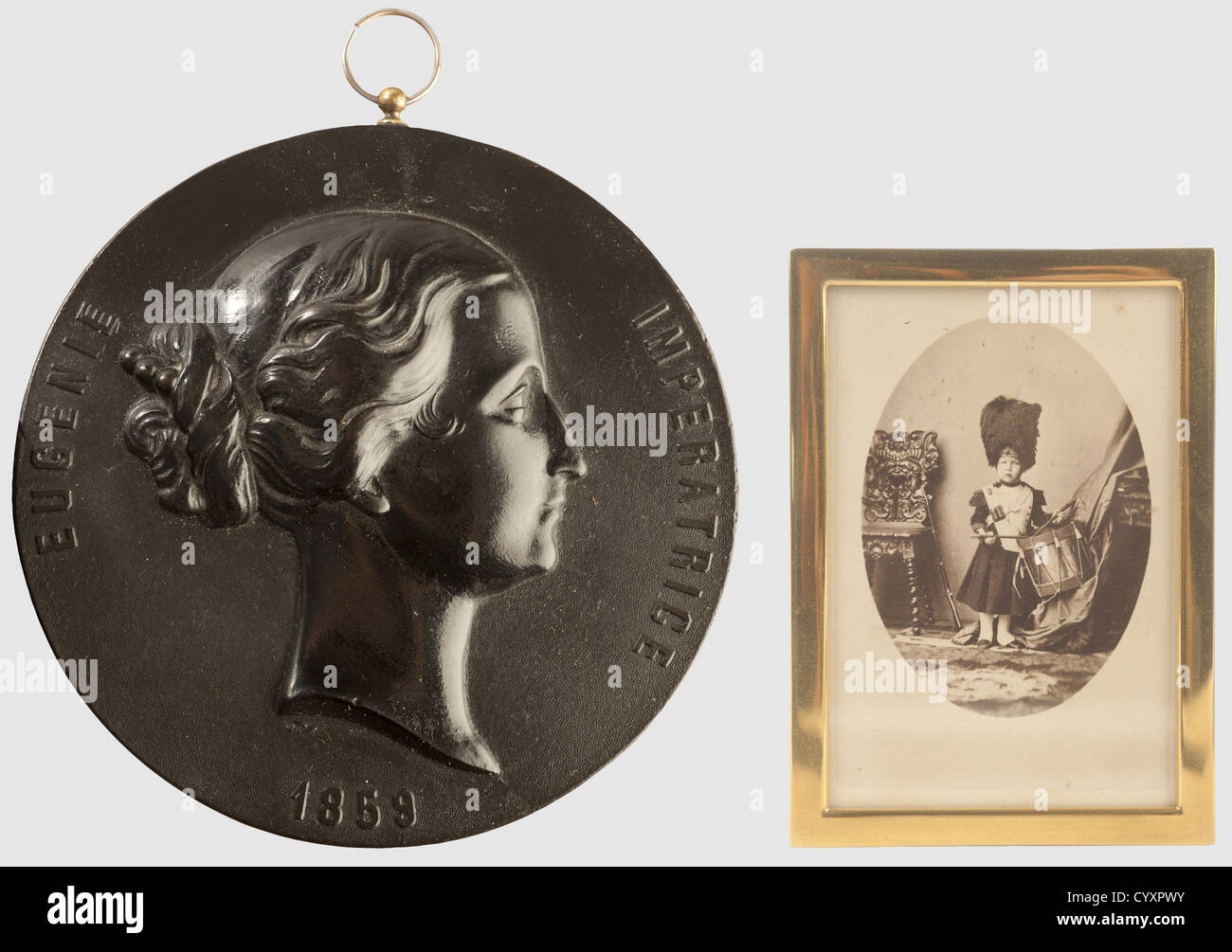 Seconda REPUBLIQUE ET SECONDO IMPERO 1848-1870, Lot de deux objets, Médaillon représentant l'Impalatrice Eugénie. Pièce réalisée en bois noirci ou en ébène, data 1859. Diamètre 11 cm. Bon état. Photographie Du Prince Impérial. Le Prince porte ici la tenue de tambour des grenadiers de la Garde Impériale. Largeur 6 cm, hauteur 9 cm. , Foto Stock