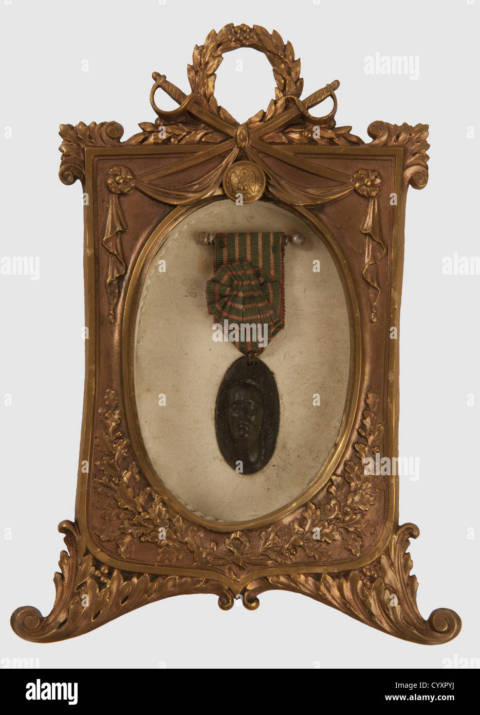 SECOND RÉPUBLIQUE ET SECOND EMPIRE 1848-1870,Cadre Reliques,contenant une Médaille de St Hélène,modèle spécial doré,une Légion d'Honneur du second Empire et une gravure représentant l'Empereur Napoléon 1er à Sainte-Hélène.Largeur 16 cm,hautant 36 du résuspéune du contéon de l'Emmandation du bronze de l'Emperon à un ruban du type de la Médaille de Sainte-Hélène agrémenté d'une bouffette,le tout suspendu par une barrette de cuivre.Entourage en bronze richement ciselé et décoré.Dimension ,diritti-aggiuntivi-non disponibili Foto Stock