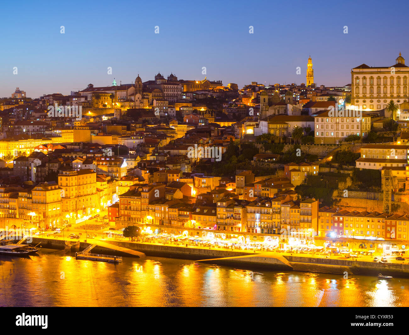 Porto di Ribeira al calar della sera con Clérigos tower in background Foto Stock
