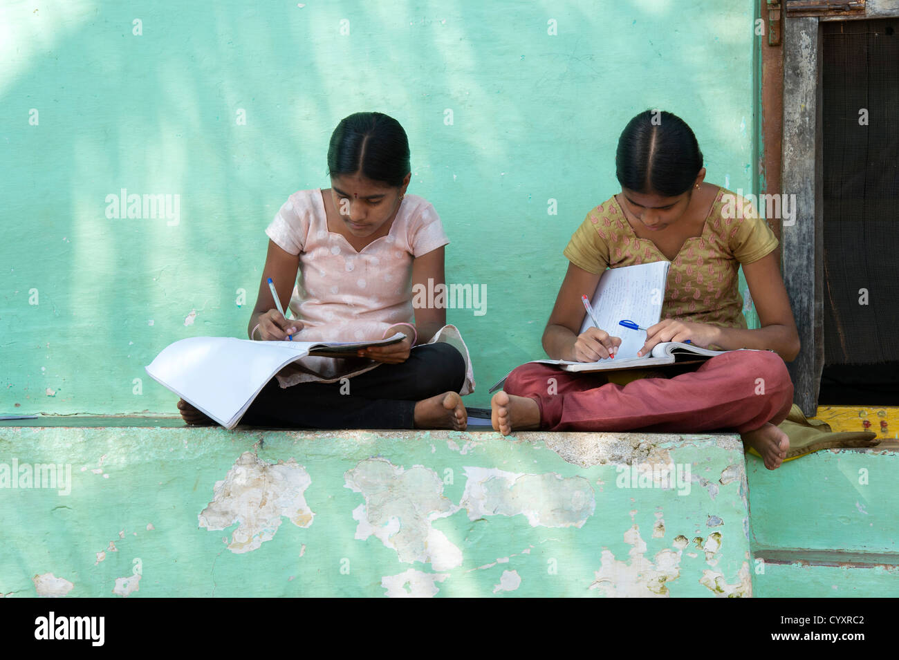Teenage villaggio indiano ragazze scrivere in inglese nella scuola prenota. Andhra Pradesh.India Foto Stock