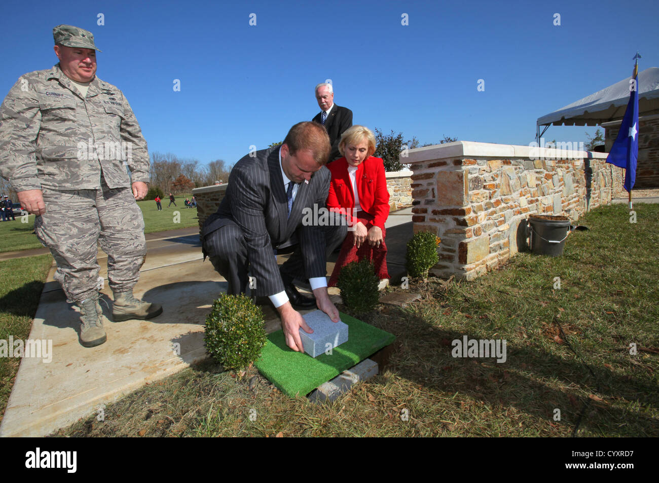 Brig. Il generale Michael L. Cunniff, aiutante generale del New Jersey, insieme ad altri funzionari, osserva una cerimonia del Veterans Day al Brigadier General William C. Doyle Veterans Memorial Cemetery nel New Jersey. Foto Stock