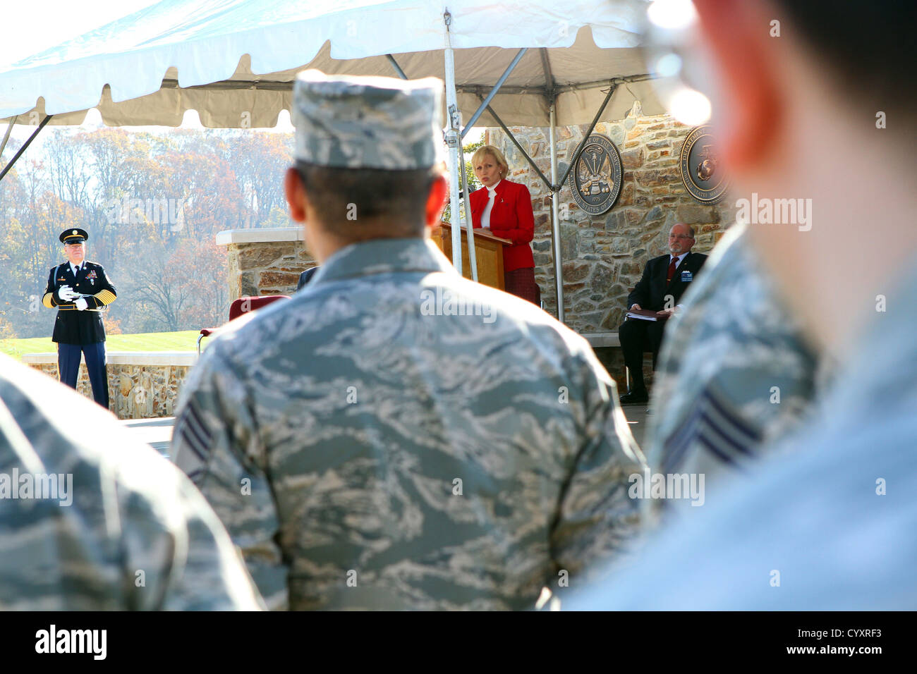 Kim Guadagno, tenente governatore del New Jersey, si rivolge a una folla al Brigadier General William C. Doyle Veterans Memorial Cemetery il giorno dei Veterans, riconoscendo i veterani e i membri del servizio della Guardia Nazionale del New Jersey. Foto Stock