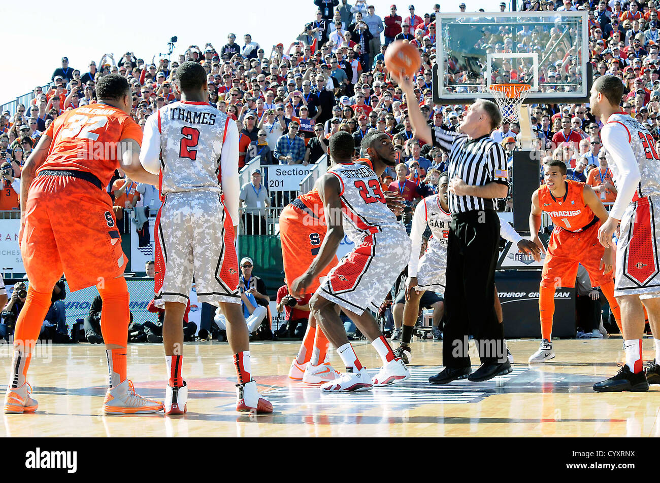 La San Diego State University e la Syracuse University competono nella "Battle on the Midway", una partita di basket che si tiene sul ponte di volo dello USS Midway Museum in onore dei veterani in occasione della giornata dei veterani. Foto Stock