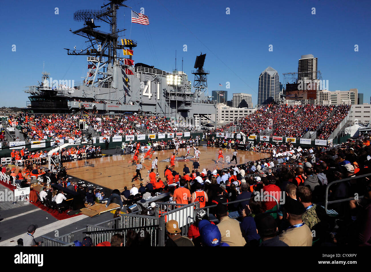 Le squadre di pallacanestro della Syracuse University e della San Diego State University competono sul ponte di volo del museo USS Midway durante l'evento inaugurale "Battle on the Midway". Foto Stock