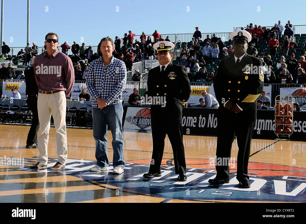 SAN DIEGO (nov. 11, 2012) Recenti laureati militare di San Diego State University sono stati onorati a bordo del ponte di volo della USS Midway Museum, il lungo-servizio U.S. Navy carrier, durante la "Battaglia di Midway" gioco di basket. Northrop Grumman pla Foto Stock