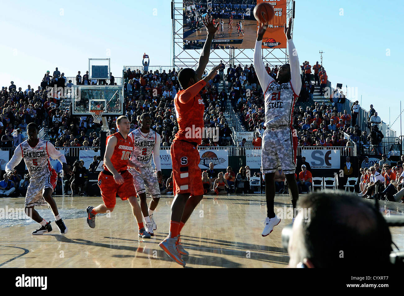 Jamaal Franklin della San Diego State University spara sopra C.J. Fair della Syracuse University durante la partita di basket "Battle on the Midway" tenutasi sul ponte di volo del museo USS Midway. Foto Stock