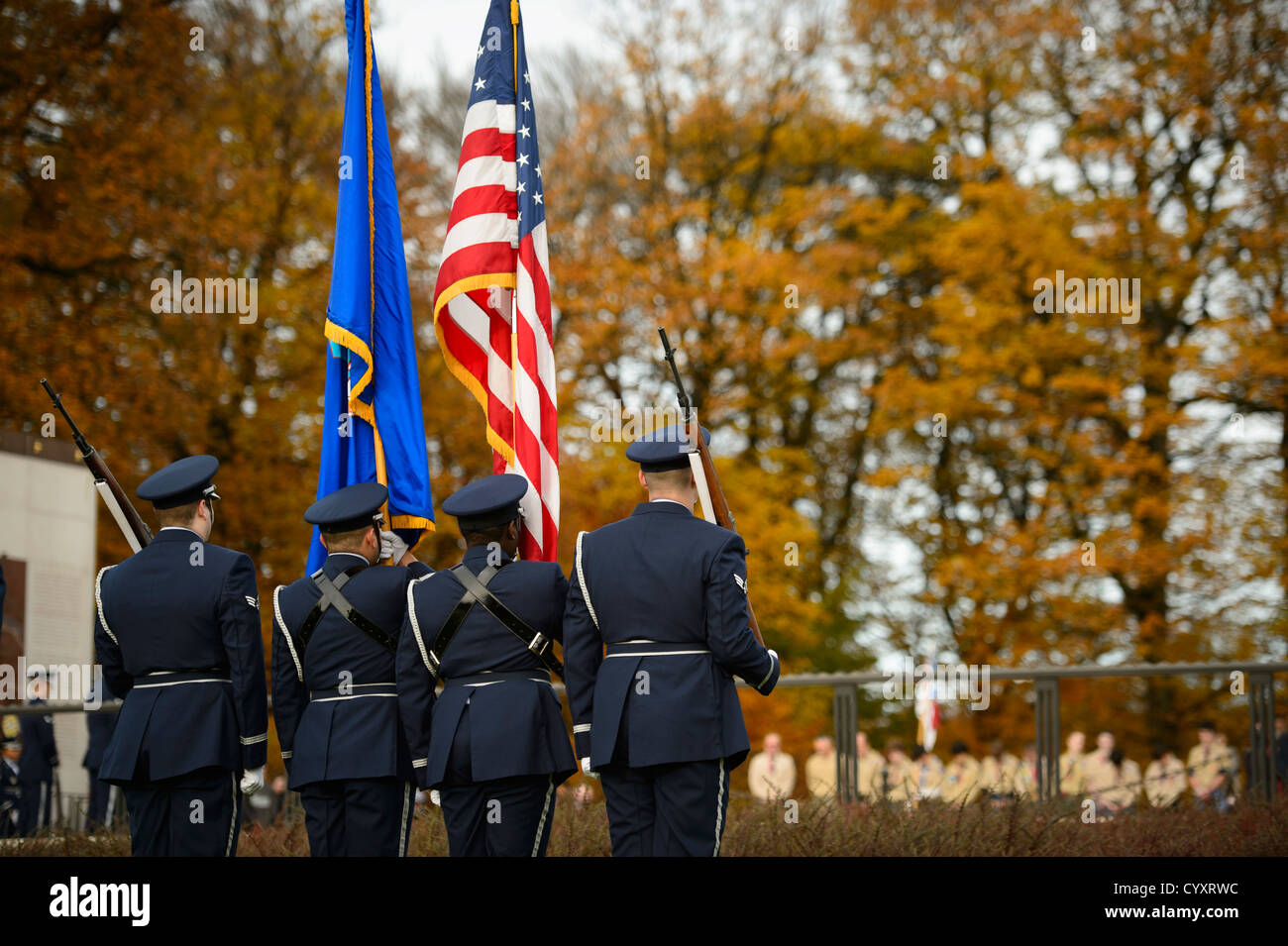 Gli aviatori della base aerea di Ramstein, in Germania, onorano i veterani militari statunitensi durante una cerimonia del Veterans Day al cimitero e memoriale americano del Lussemburgo, che include una presentazione della bandiera e la posa di ghirlande. Foto Stock