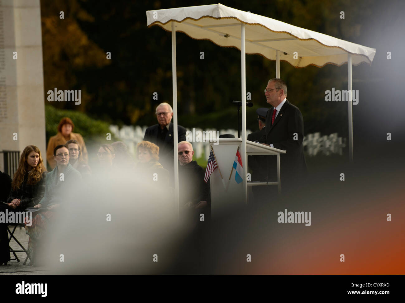 L'ambasciatore degli Stati Uniti in Lussemburgo Robert A. Mandell si rivolge ai partecipanti al Luxembourg American Cemetery and Memorial in occasione del Veterans Day, 11 novembre 2012. Egli ha sottolineato onorare i sacrifici dei membri del servizio per la libertà e la pace. Foto Stock