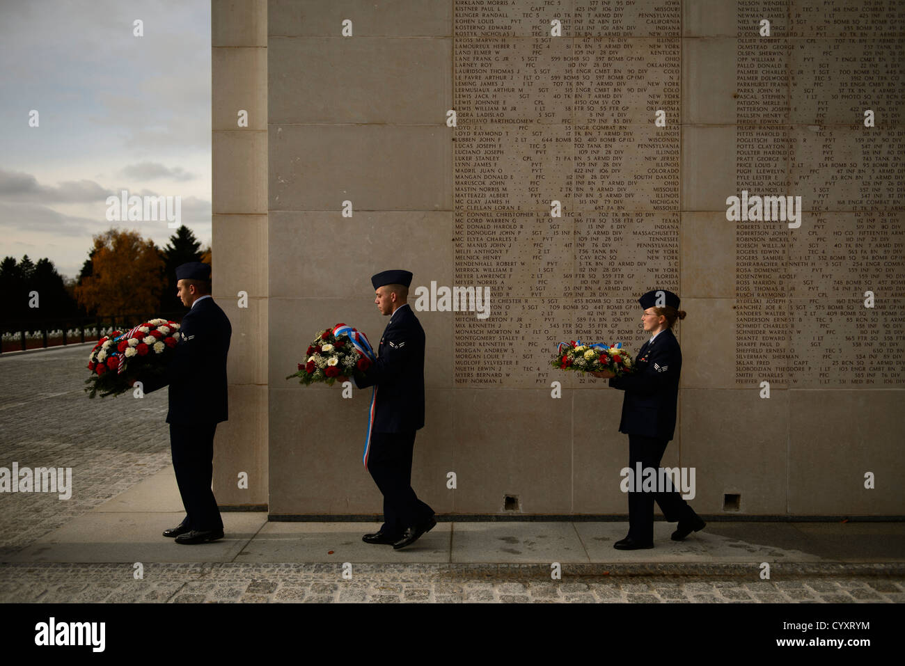 Gli aviatori della base aerea di Ramstein partecipano a una cerimonia per il Veterans Day presso il cimitero americano di Lussemburgo, onorando i membri del servizio USA passati e presenti con una cerimonia di posa delle ghirlande. Foto Stock
