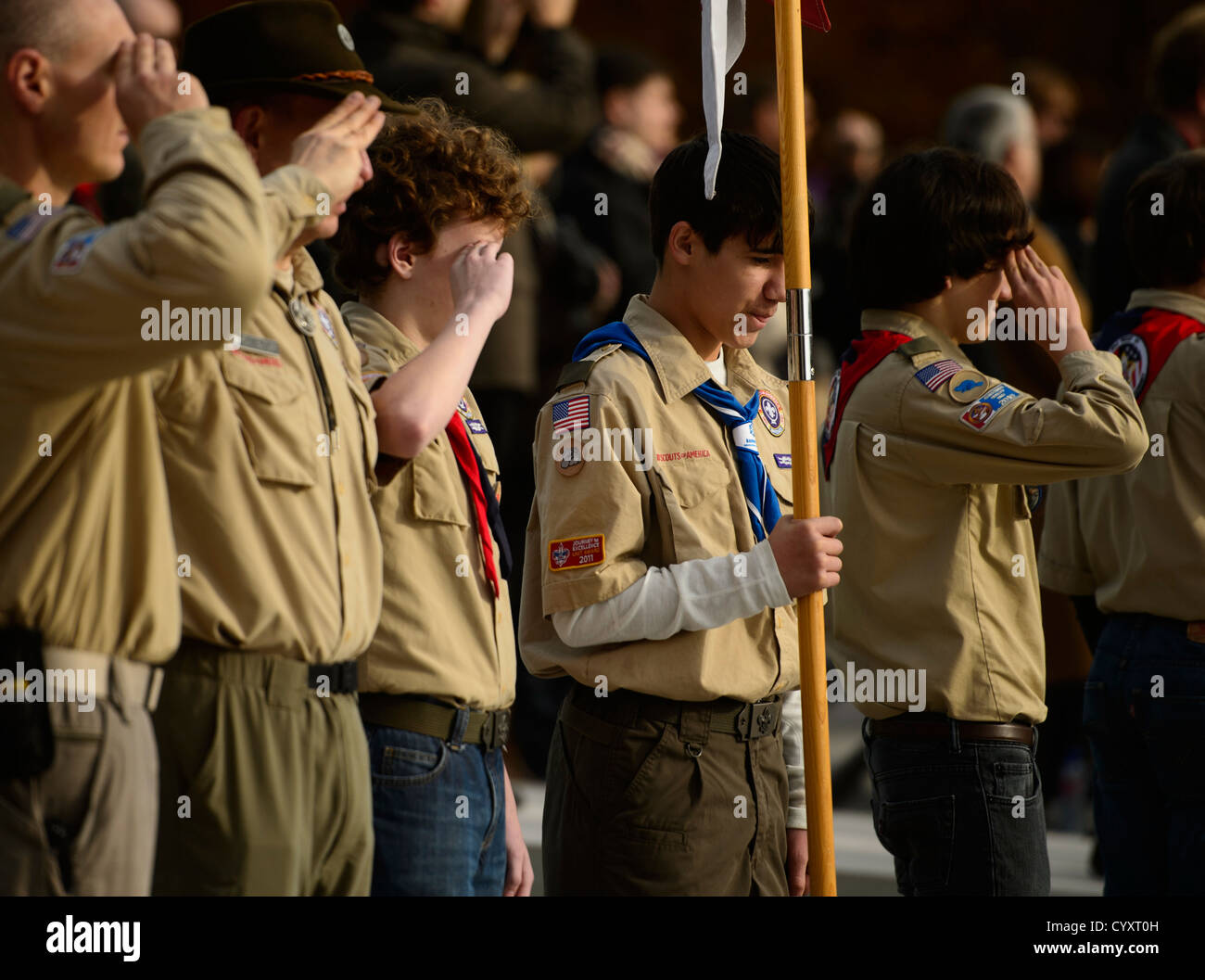 I boy scout della Troop 69 Kaiserslautern, Germania, salutano durante la cerimonia del Veterans Day al cimitero americano di Lussemburgo. Hanno letto la proclamazione del Presidente degli Stati Uniti d'America per il Veterans Day. Foto Stock