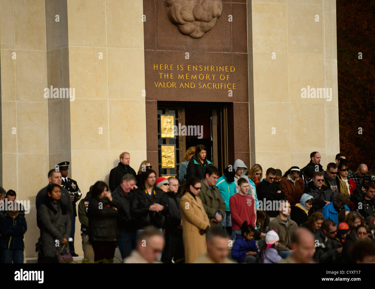 I visitatori si riuniscono al Luxembourg American Cemetery and Memorial l'11 novembre 2012 per una cerimonia per il Veterans Day. L'ambasciatore degli Stati Uniti in Lussemburgo Robert A. Mandell parla durante l'evento, che onora 5.076 soldati statunitensi della seconda guerra mondiale Foto Stock