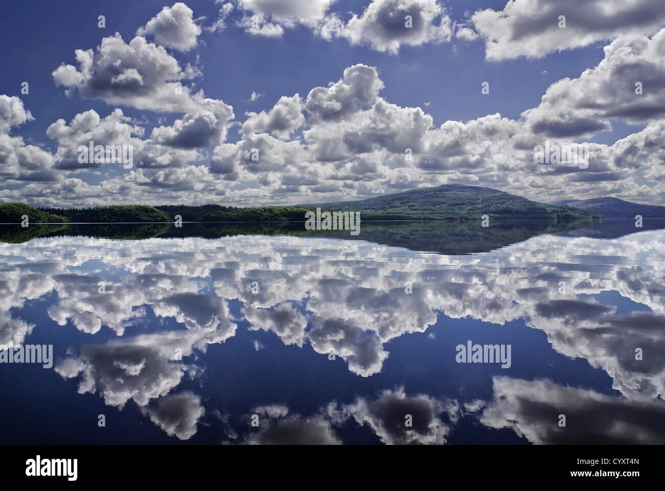 Irlanda, Eire, nella contea di Sligo, Lough Gill, calma riflessione di nuvole nell'acqua. Foto Stock