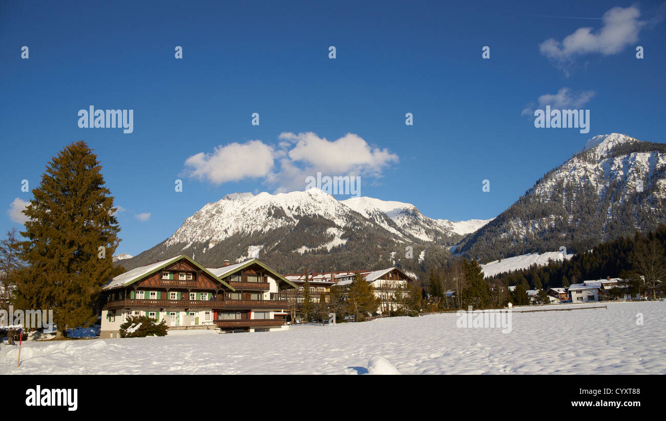 Villaggio di Oberstdorf circondato da montagne coperte di neve Foto Stock