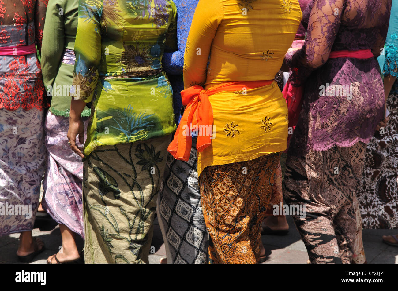 Vista posteriore della donna Balinese in abiti tradizionali. Foto Stock