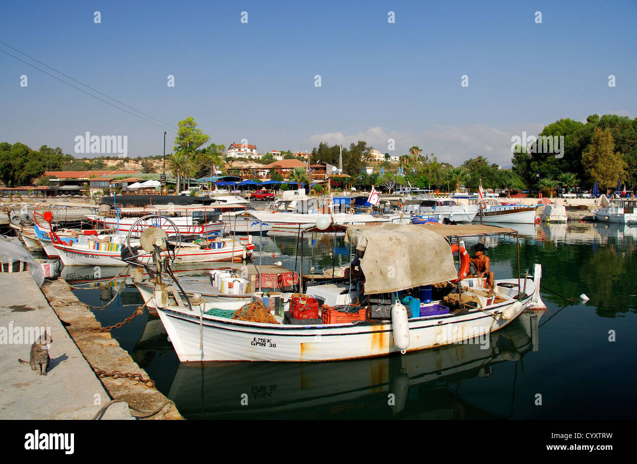 Cipro del Nord. Barche da pesca in Bogaz (Bogazi) porto sulla penisola di Karpas. 2009. Foto Stock