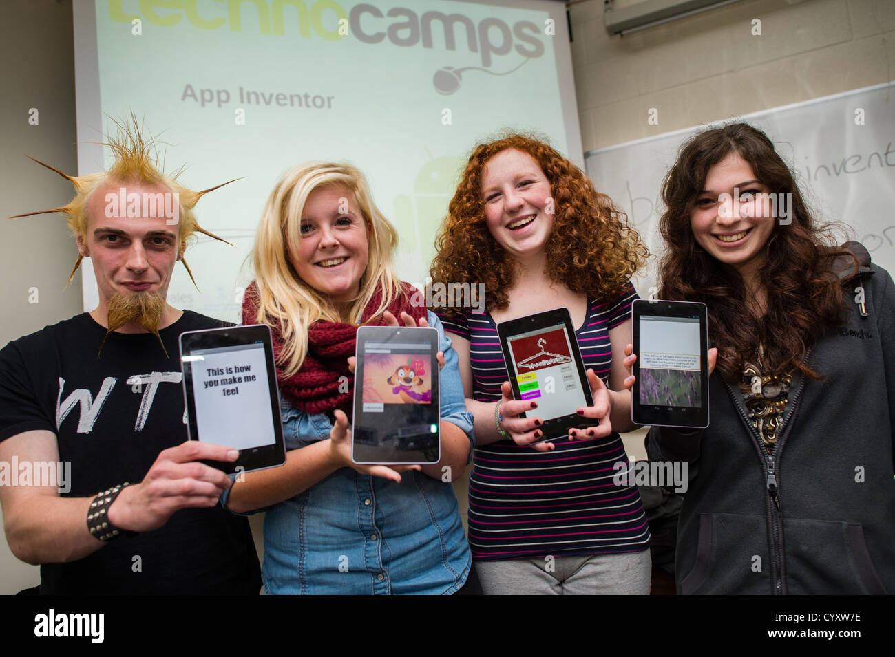 Ragazze in un ''TechnoCamp' inventore App workshop per 16-18 anni gli studenti a Coleg Ceredigion Aberystwyth Wales UK Foto Stock