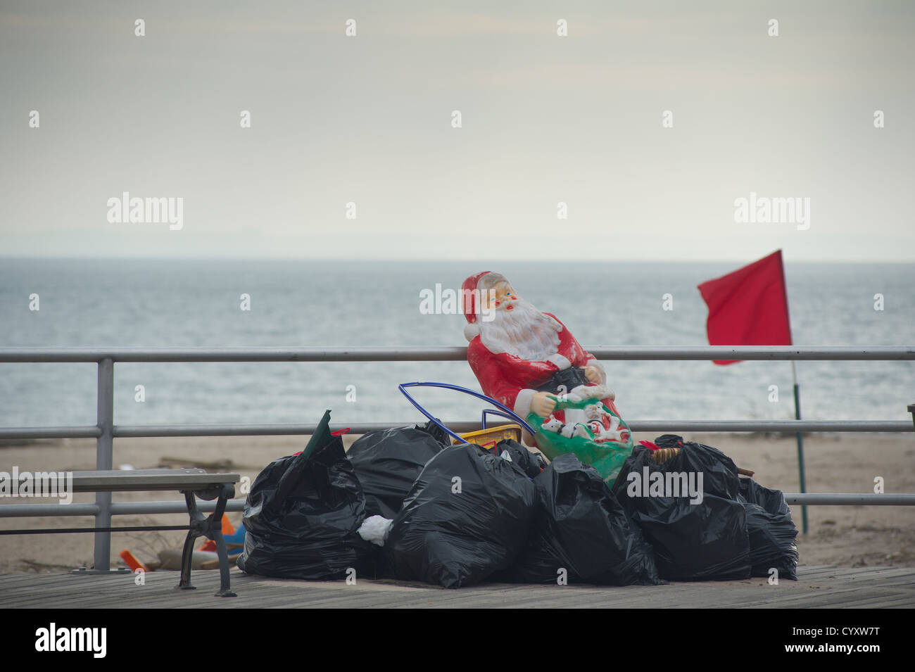 Volontari pulire eventuali detriti e sabbia depositato dall' uragano Sandy dalla spiaggia e dal lungomare Foto Stock