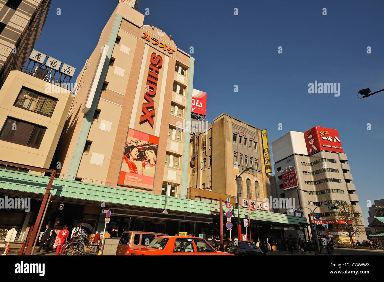 Scena di strada in Asakusa vicino al tempio di Sensoji, Tokyo, Giappone Foto Stock