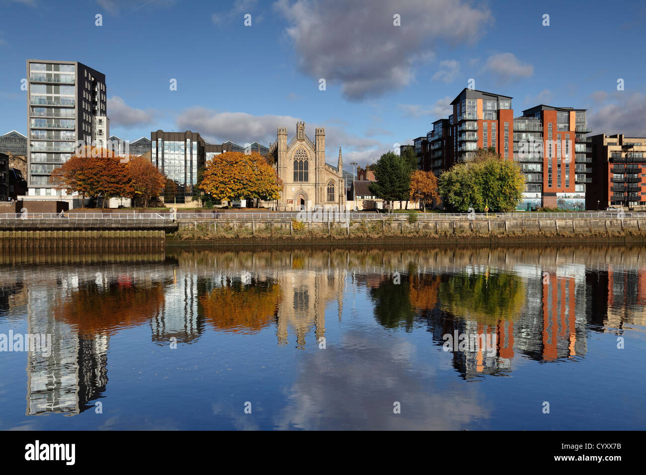 Vista Nord attraverso il fiume Clyde con St Andrew's Cattedrale cattolica romana nel centro di Glasgow, Scotland, Regno Unito Foto Stock