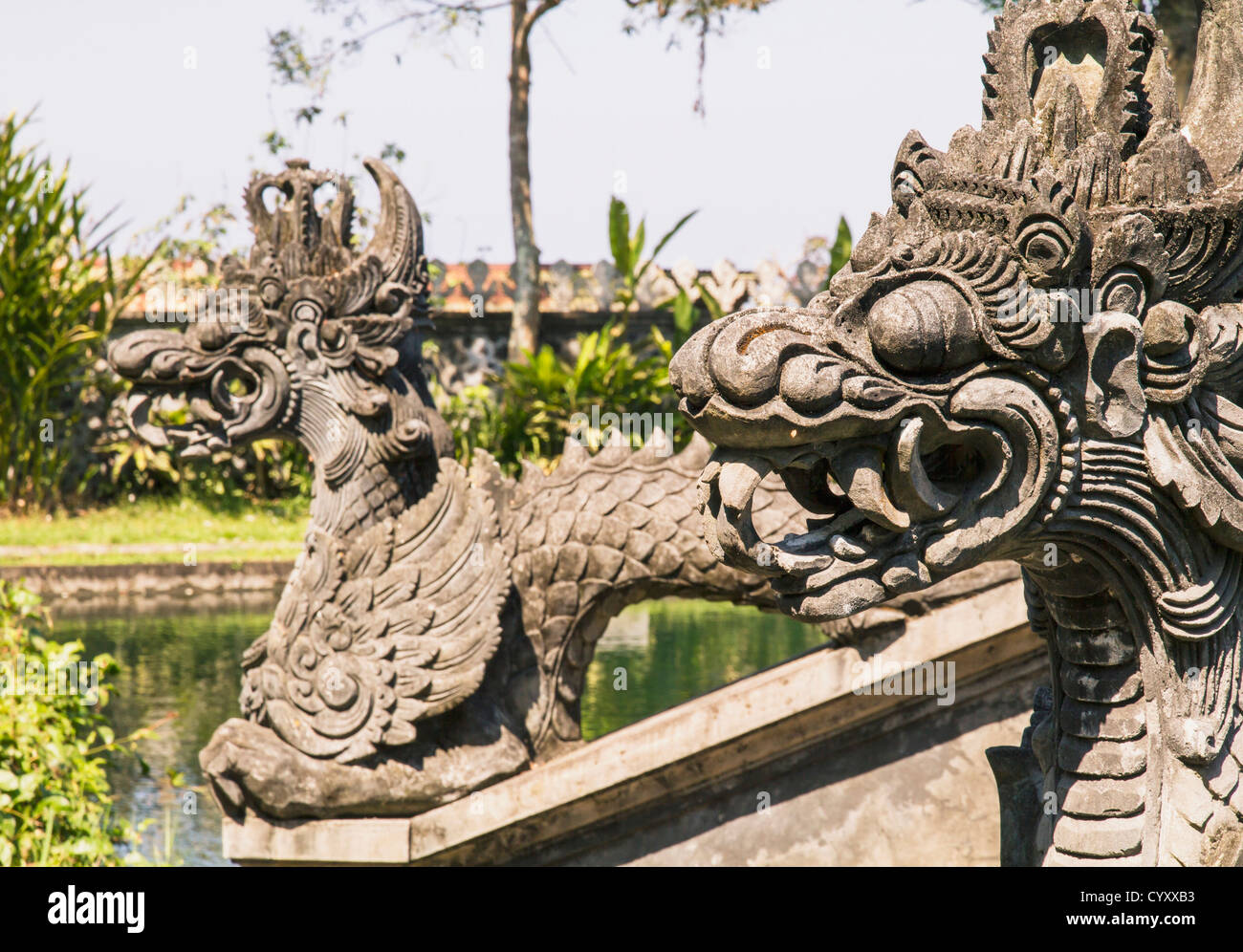 Indonesia, Bali, statua del drago al Taman Tirtagangga Foto Stock