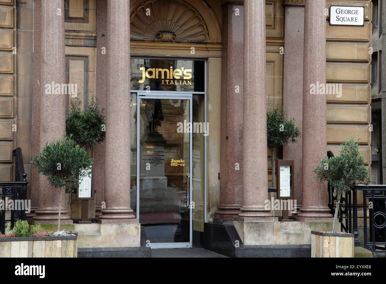 Questo ristorante è chiuso in modo permanente. Ingresso al Jamie Oliver's Italian Restaurant in George Square nel centro di Glasgow, Scozia, Regno Unito, Foto Stock
