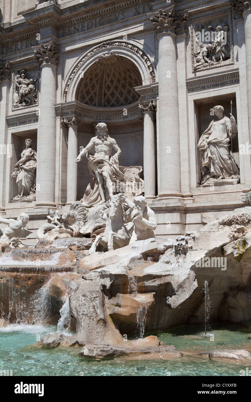 Piazza di Trevi la barocca fontana di Trevi da Nicola Salvi 1762 contro il Palazzo Poli destinazione di viaggio destinazioni Foto Stock