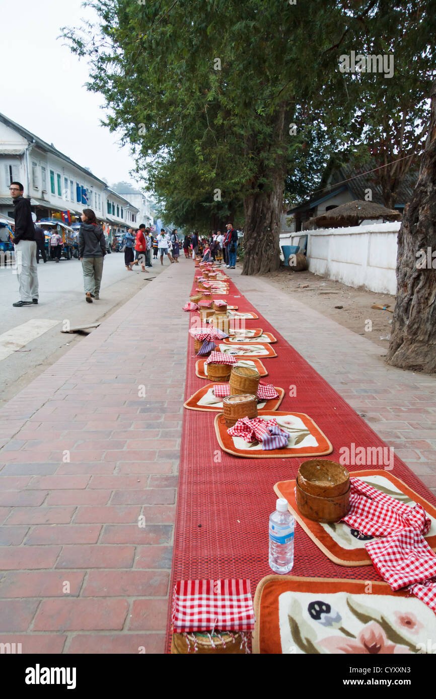 Street a Luang Prabang dopo Alms dando ai monaci, Laos Foto Stock