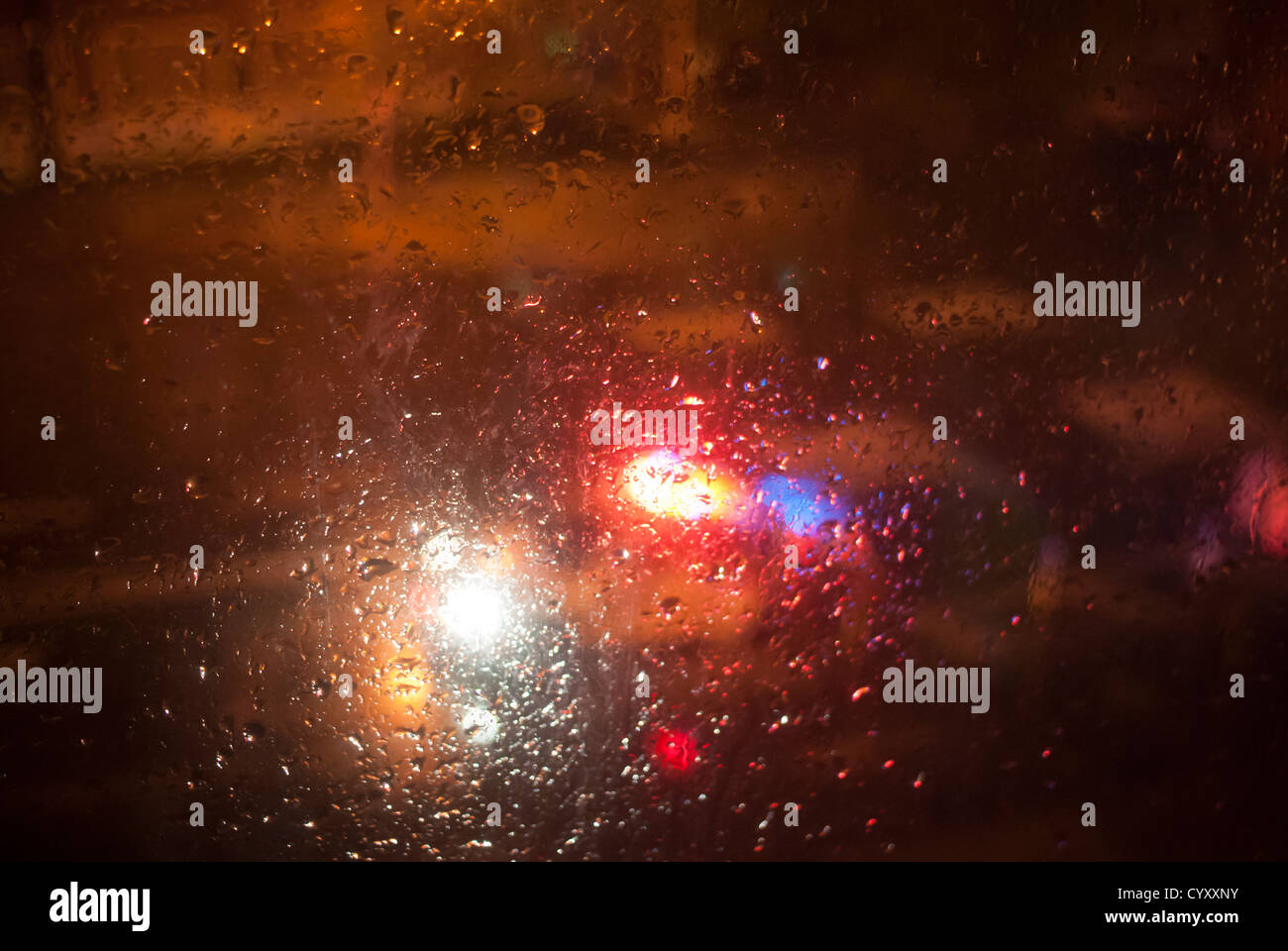 Luci dal NYPD pattuglia delle vetture al di fuori di una goccia di pioggia opener window durante l uragano Sandy Foto Stock