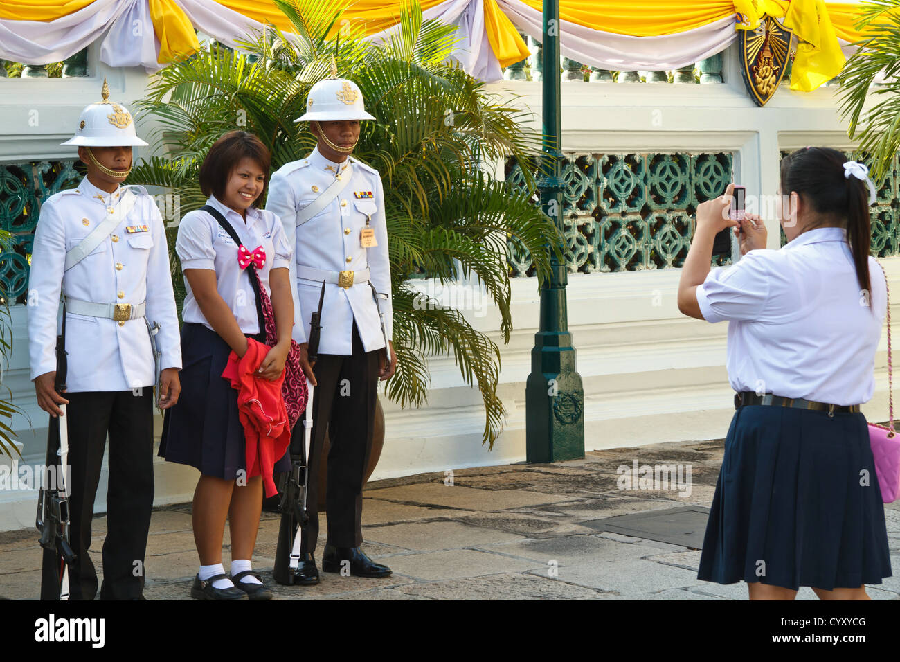 I turisti per scattare delle foto del Royal Palace Le protezioni a Bangkok, in Thailandia Foto Stock