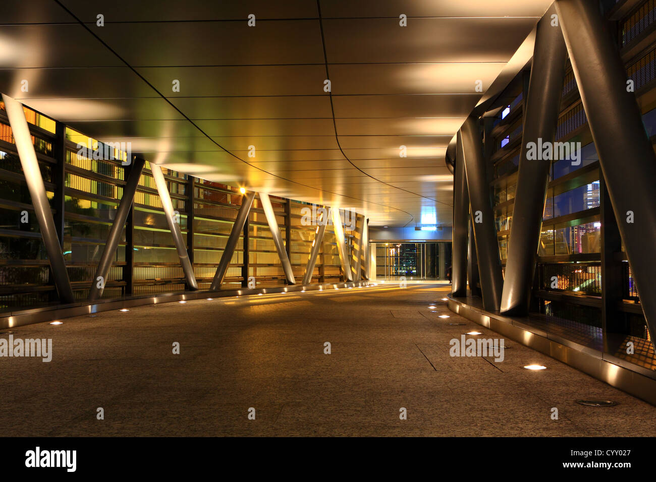 Cavalcavia moderno di notte Foto Stock