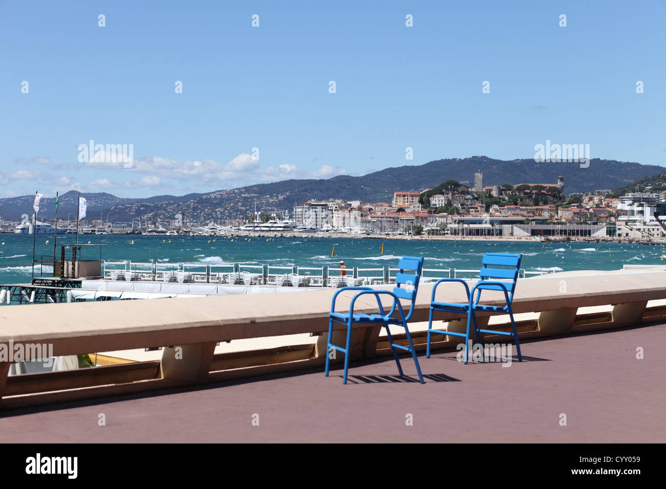 Fronte mare di Cannes che mostra lo sfondo della montagna Foto Stock