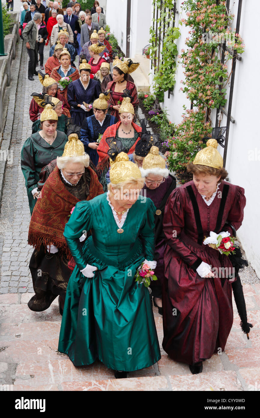 Austria, gli uomini e le donne in costume tradizionale a piedi nella sfilata Foto Stock