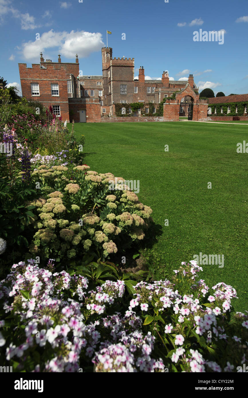 Burton Constable giardini con la facciata sud del XVI secolo Elizabethan Mansion House in background. Foto Stock