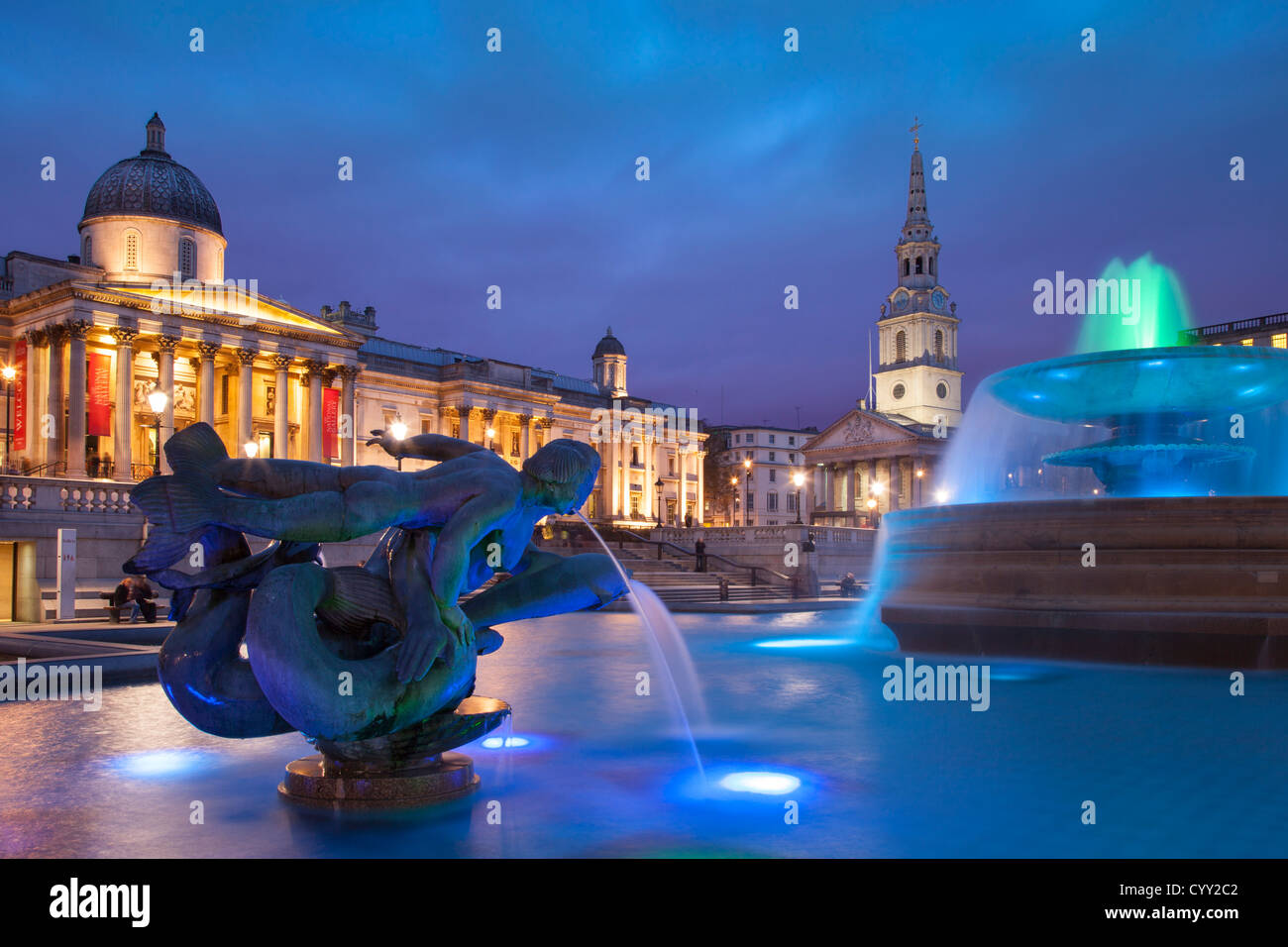 Trafalgar Square con St. Martins nel campo, Galleria Nazionale, nel West End di Londra Inghilterra, Regno Unito Foto Stock