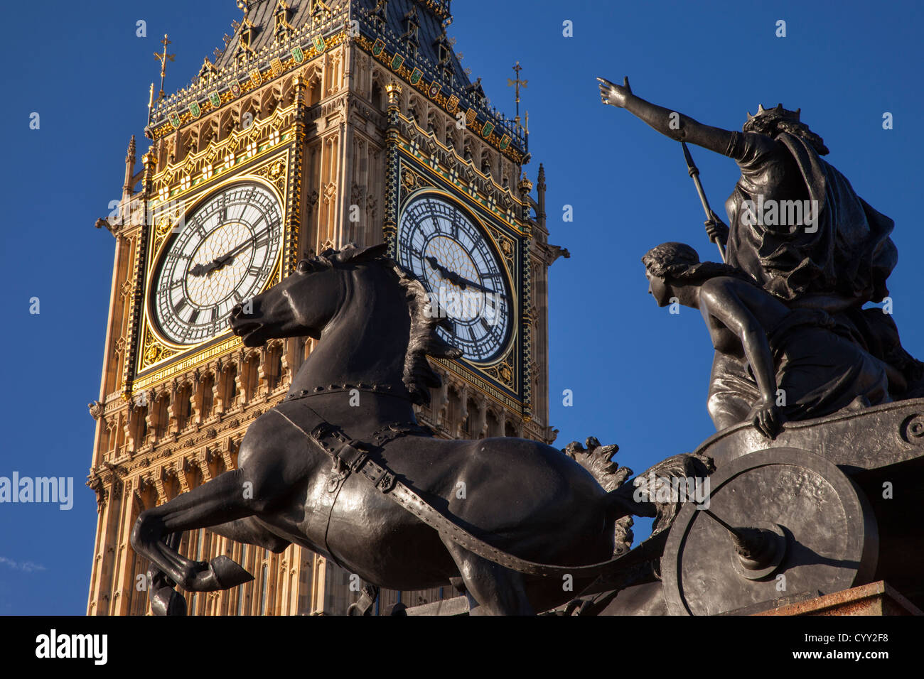 Carri e cavalli statua della regina Boudicca e le sue figlie sotto il Big Ben al terrapieno, Westminster, London REGNO UNITO Foto Stock