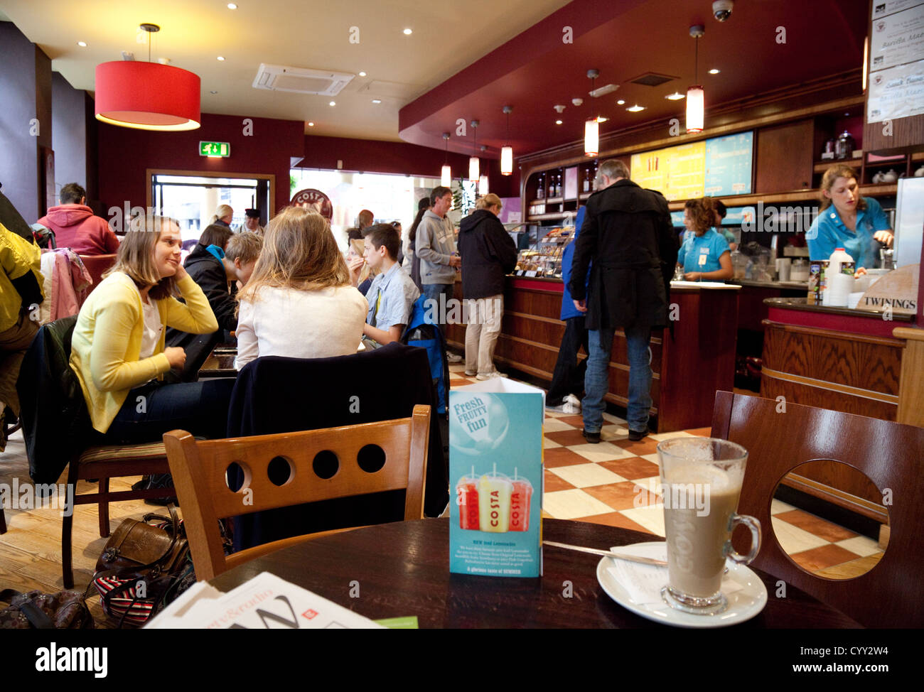 Interno della Costa Coffee bar, centro città, bagno, Somerset REGNO UNITO Foto Stock