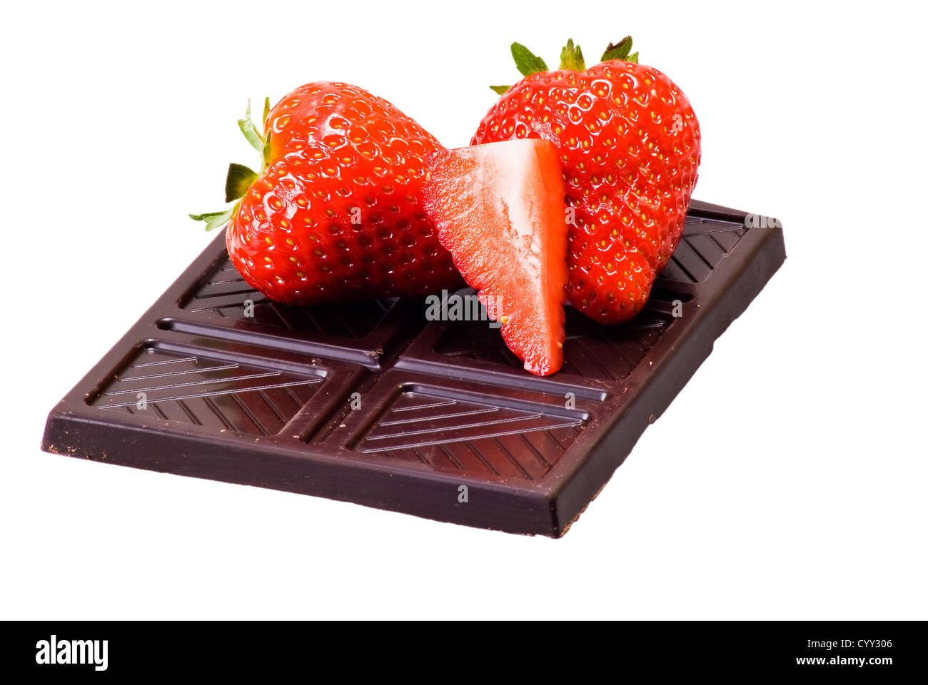 Cioccolato fondente e fragole su sfondo bianco Foto Stock