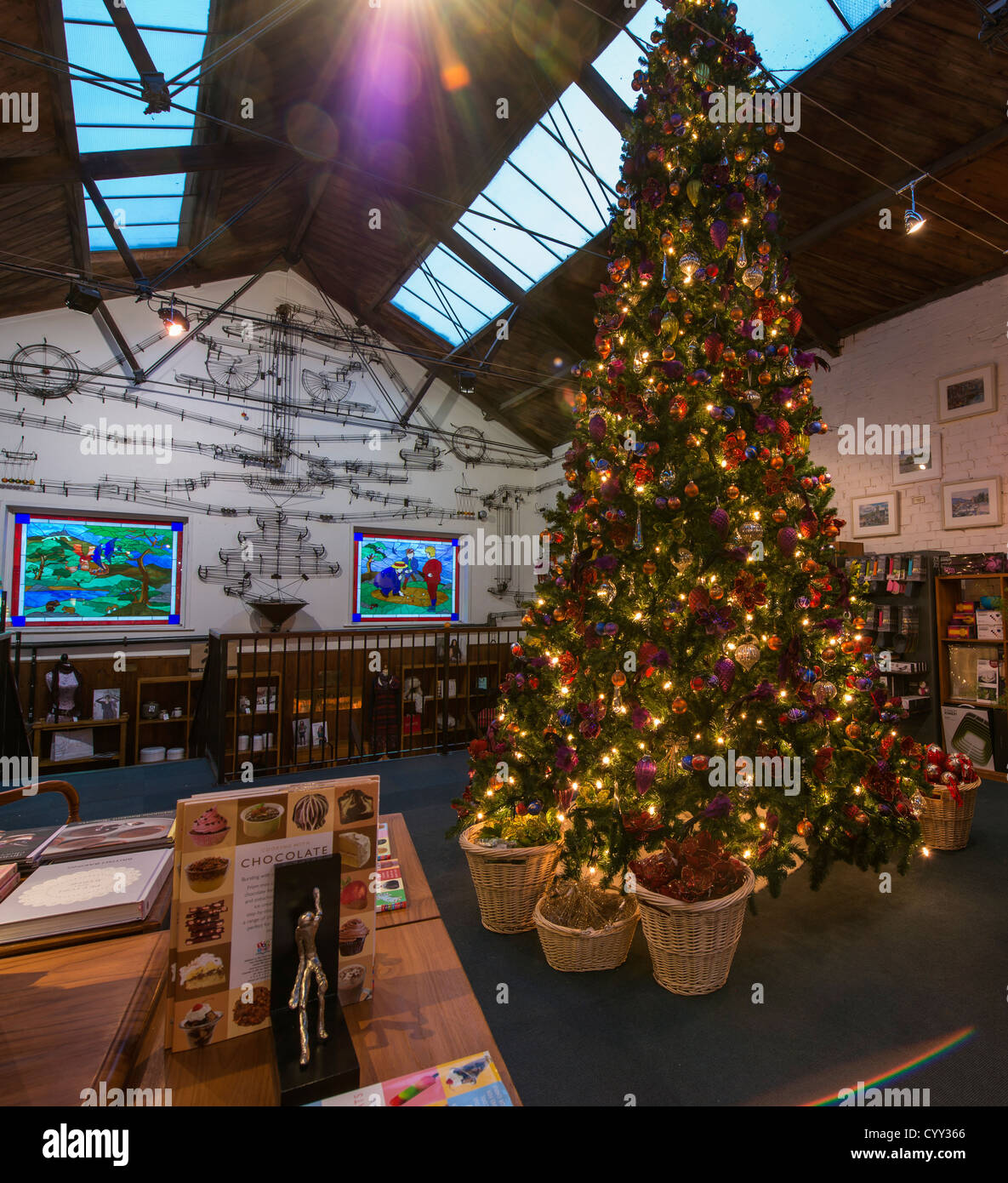 Bovey Tracey, Devon, Inghilterra. Il 10 novembre 2012. Un albero di Natale e le sue decorazioni esposte in un negozio a Bovey Tracey. Foto Stock