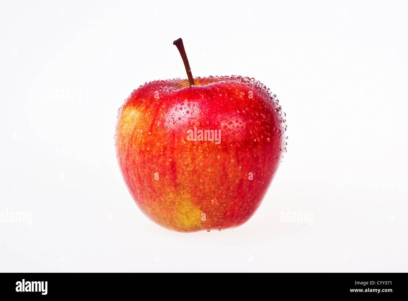 Red apple con gocce di acqua su sfondo bianco - isolato Foto Stock