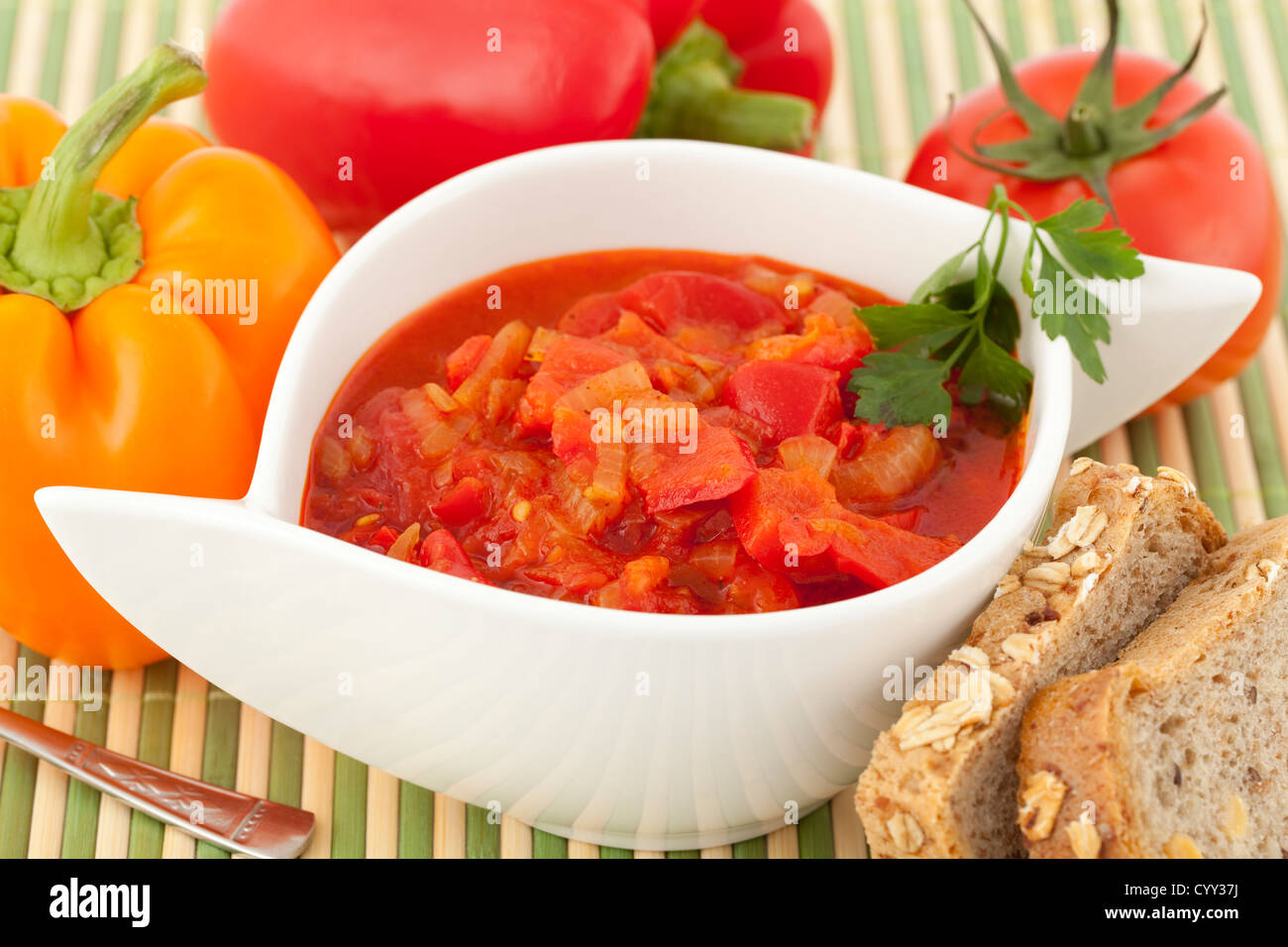 La paprika con salsa di pomodoro (lecso) nel vaso di porcellana Foto Stock