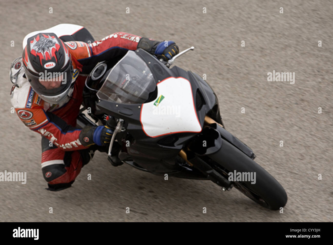 Un motociclista gare su una pista a Willow Springs International Raceway in California. Foto Stock