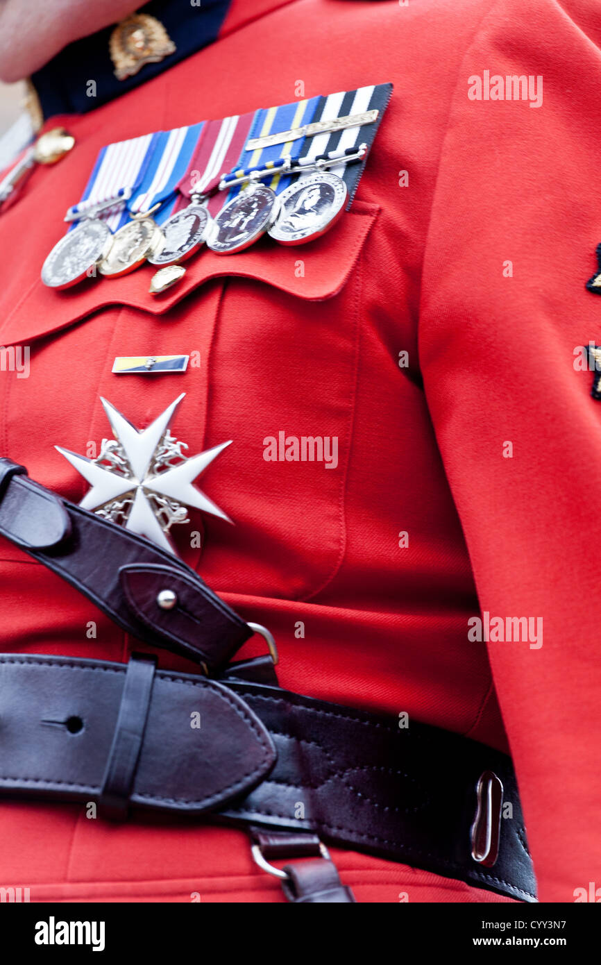 Un Mountie vestito in uniforme che indossa il suo medaglie sul giorno del ricordo presso il cenotafio in Vancouver è la Piazza della Vittoria. Foto Stock